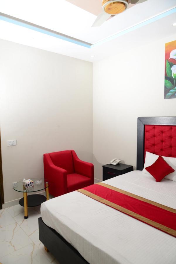 Hotel Deluxe Lahore Exterior photo