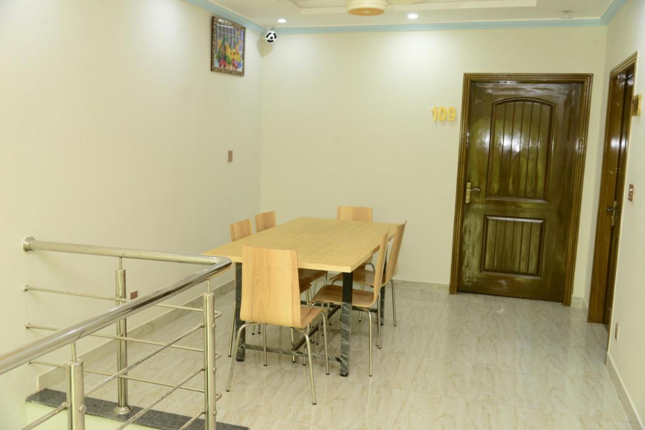 Hotel Deluxe Lahore Exterior photo