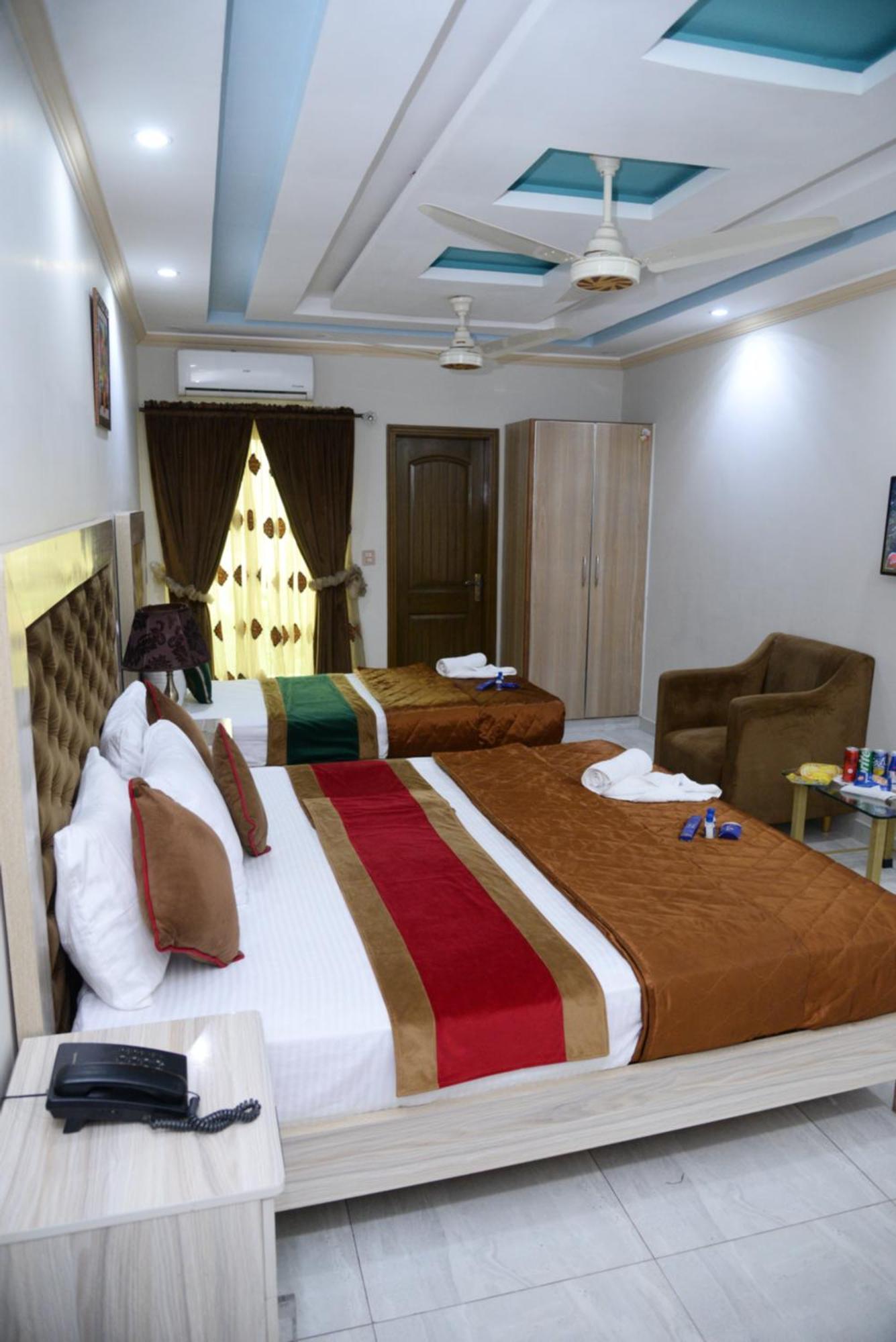 Hotel Deluxe Lahore Exterior photo