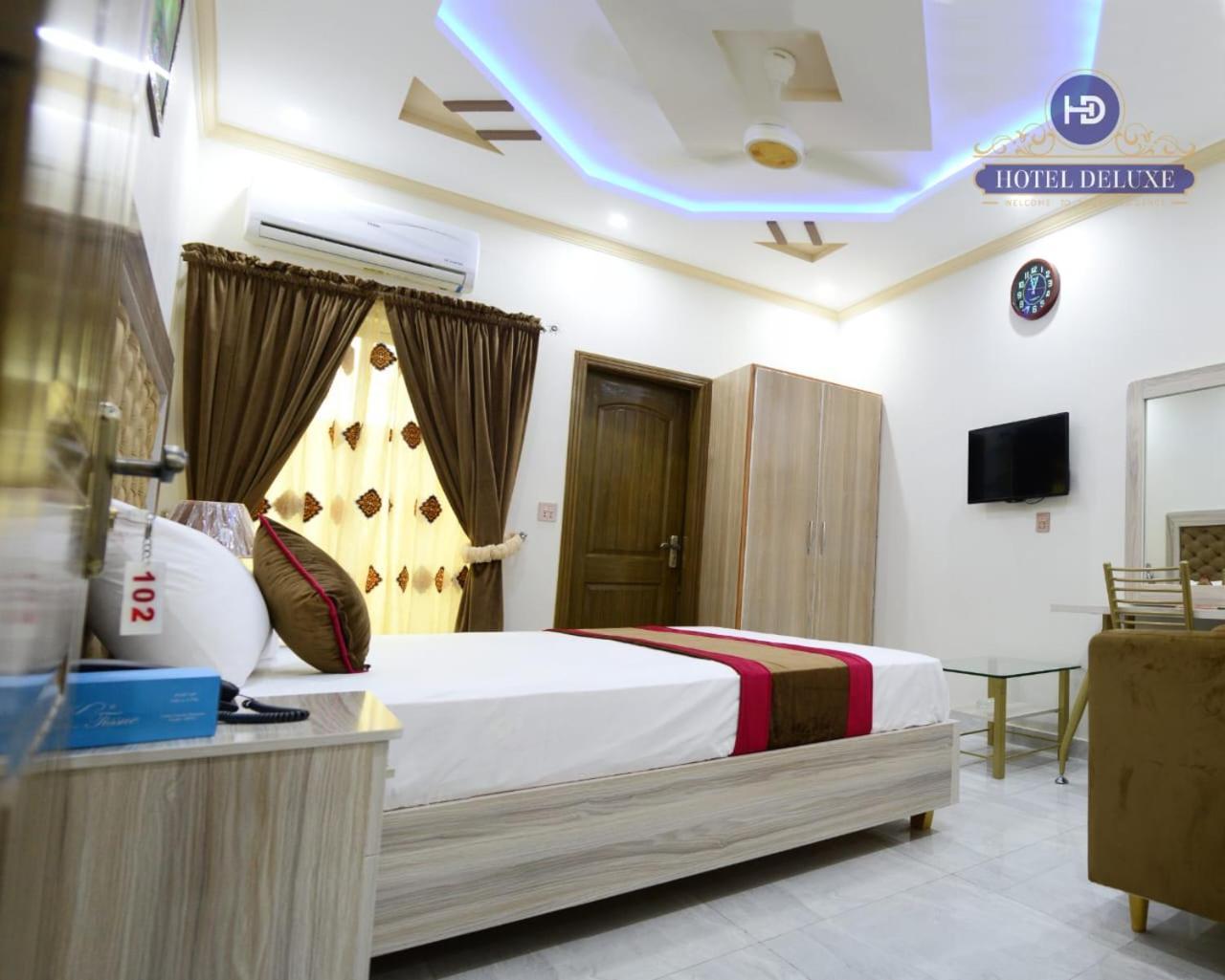 Hotel Deluxe Lahore Exterior photo